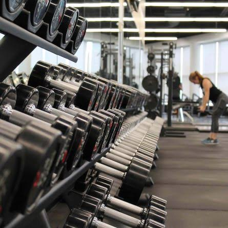 Rack de halteres em academia ampla