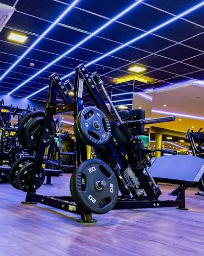 Equipamento de musculação em academia moderna